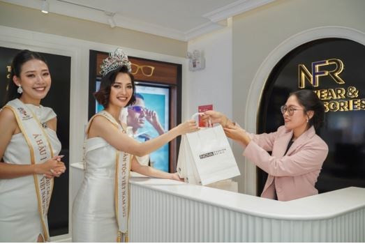 Hoa hậu Nông Thúy Hằng cho biết chuỗi shophouse rất tiện lợi, đáp ứng được nhu cầu mua sắm của mọi du khác. (Nguồn: Ban tổ chức)