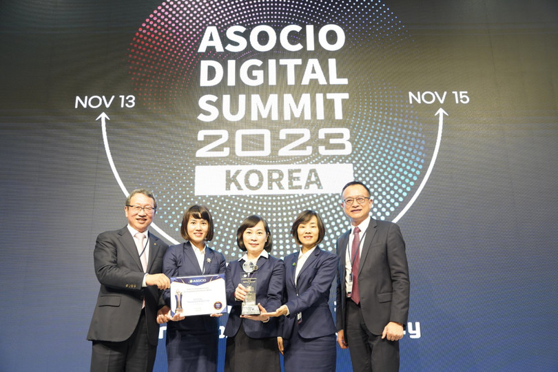 Đại diện BIDV nhận giải Đơn vị chuyển đổi số xuất sắc từ ASOCIO.jpg