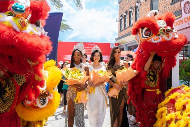 Từ trái qua: Hoa hậu Trái đất 2021 Destiny Evelyn Wagner, Hoa hậu các Dân tộc Việt Nam 2022 Nông Thúy Hằng và Hoa hậu Trái đất 2020 Lindsey Coffey tham dự lễ khai trương. (Nguồn: Ban tổ chức)