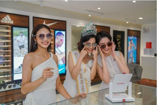 Các người đẹp chọn mua kính mát cho chuyến khám phá tại NovaWorld Ho Tram. (Nguồn: Ban tổ chức)