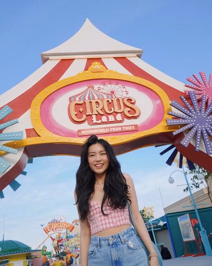 Hà Trúc vô cùng thích thú với công viên Circus Land kiểu Mỹ