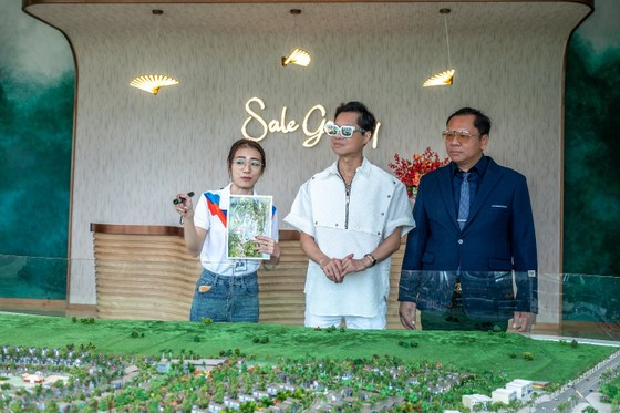 Nghệ sĩ Ngọc Sơn tham quan sa bàn dự án NovaWorld Ho Tram