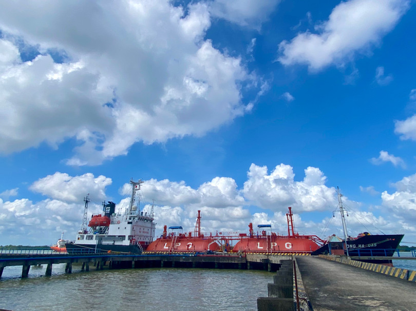 Công tác giao nhận LPG bằng tàu định áp