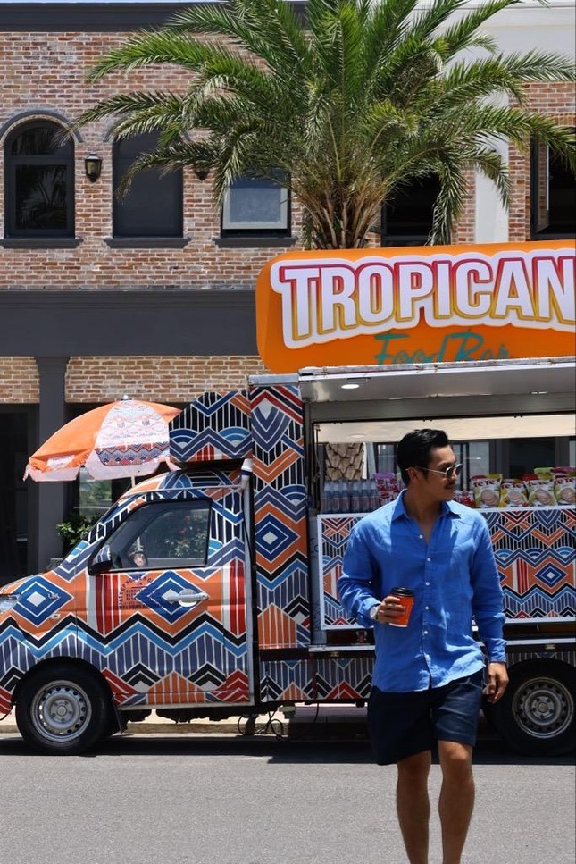 Tram đó là dãy shophouse đậm chất Mỹ.