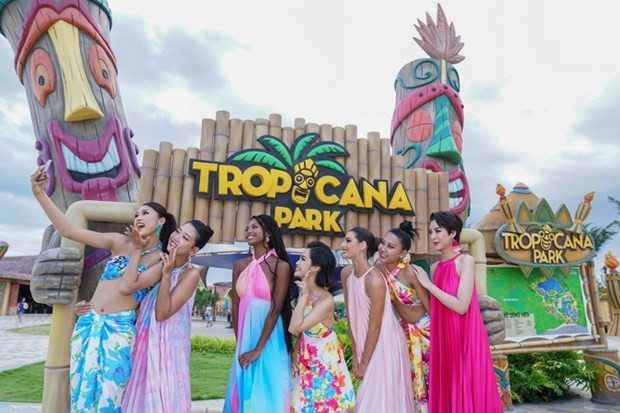 Các người đẹp chọn mua kính mát cho chuyến khám phá tại NovaWorld Ho Tram. (Nguồn: Ban tổ chức)