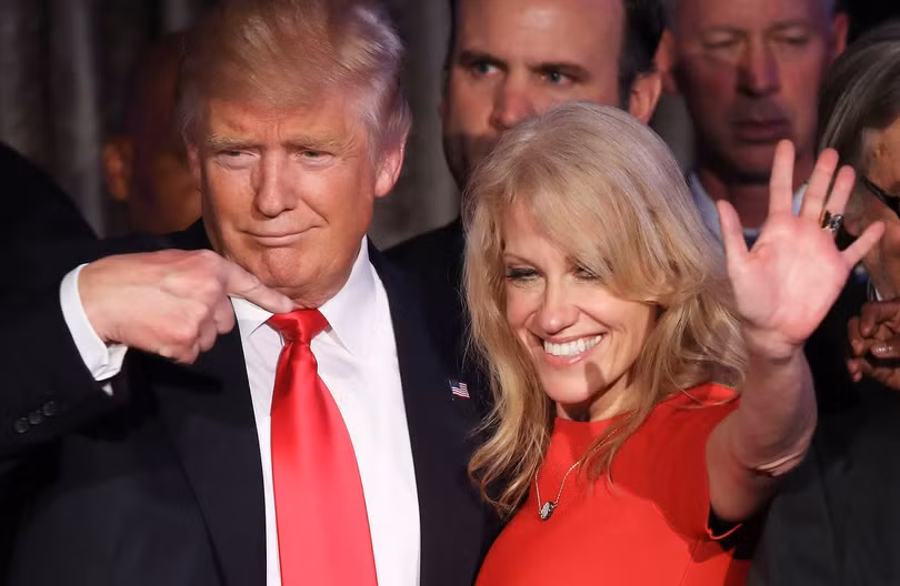 Bà Kellyanne Conway và ông Trump.