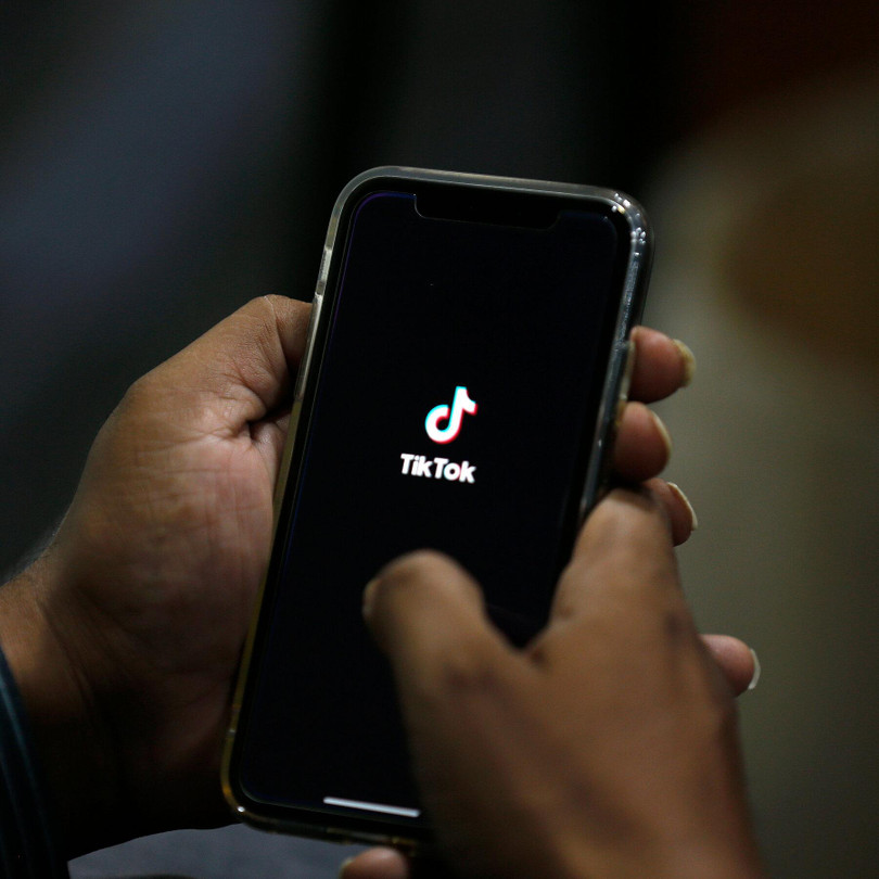 Ngày càng có nhiều người sử dụng TikTok như một ứng dụng giải trí sau những giờ làm việc căng thẳng (Ảnh: Cnet)