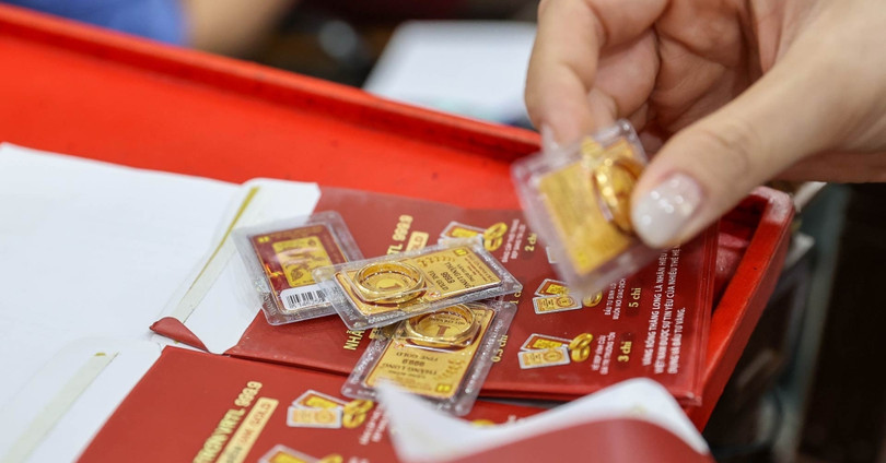 Giá vàng trong nước không có biến động lớn, trong khi giá vàng thế giới tiếp tục giảm.