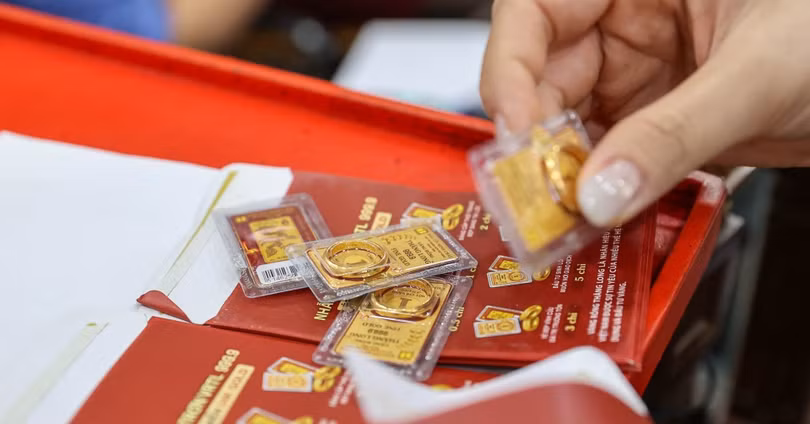 Giá vàng trong nước không có biến động lớn, trong khi giá vàng thế giới tiếp tục giảm.