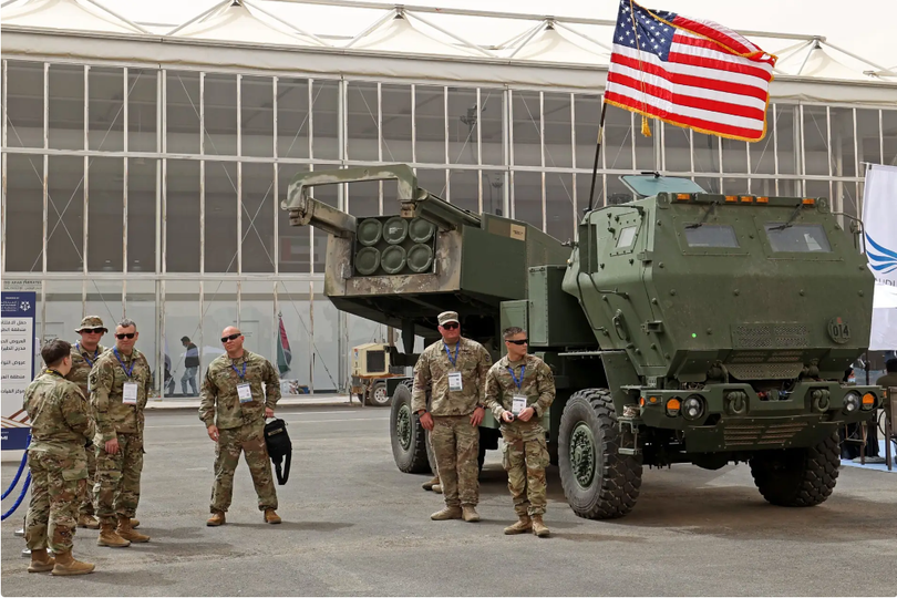 Các quân nhân Mỹ đứng bên Hệ thống Tên lửa Pháo binh Cơ động Cao M142 trong Triển lãm Quốc phòng ở Ả Rập Xê Út (Ảnh: The Drive) Các quân nhân Mỹ đứng bên Hệ thống Tên lửa Pháo binh Cơ động Cao M142 trong Triển lãm Quốc phòng ở Ả Rập Xê Út (Ảnh: The Drive)
