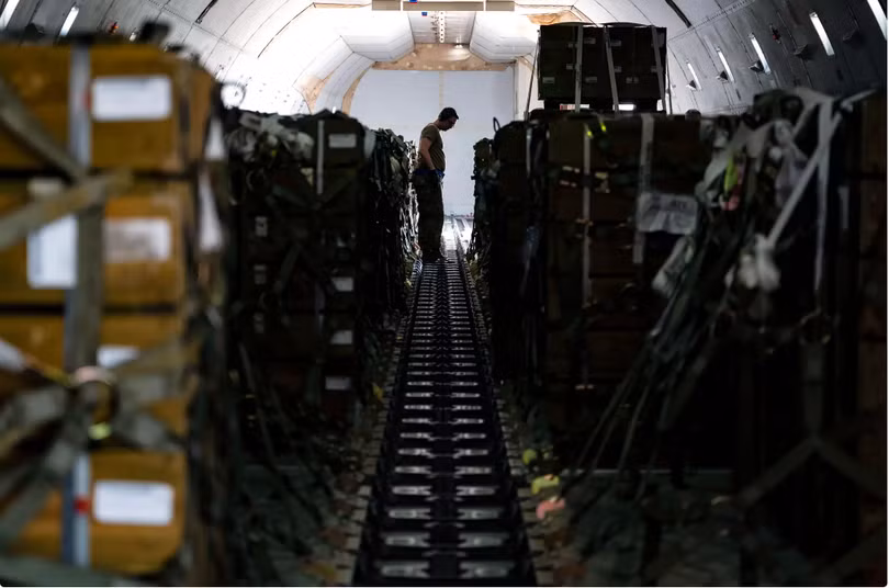 Đạn dược đang được chuyển lên máy bay để gửi đến Ukraine (Ảnh: The Drive) Đạn dược đang được chuyển lên máy bay để gửi đến Ukraine (Ảnh: The Drive)