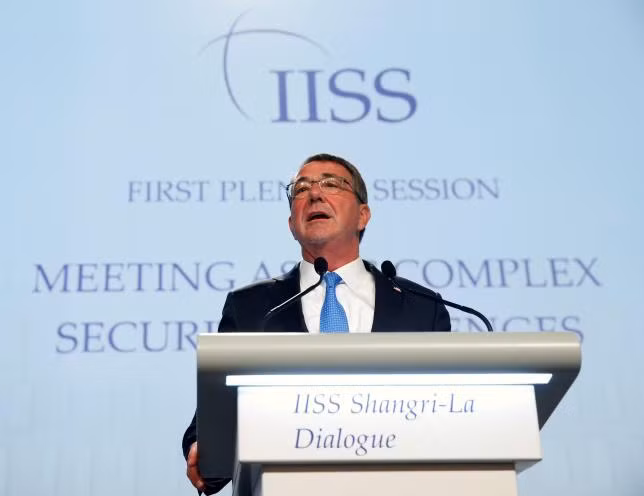 Bộ trưởng Quốc phòng Mỹ Ash Carter phát biểu tại Shangri-La 2016 sáng 4/6/2016 (ảnh Reuters).