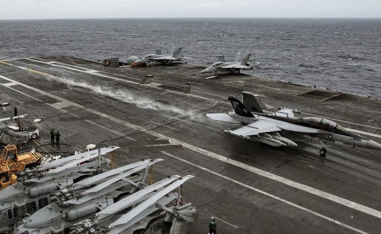 Tàu sân bay USS Ronald Reagan Hải quân Mỹ tiến hành huấn luyện cất hạ cánh máy bay trên Biển Đông.