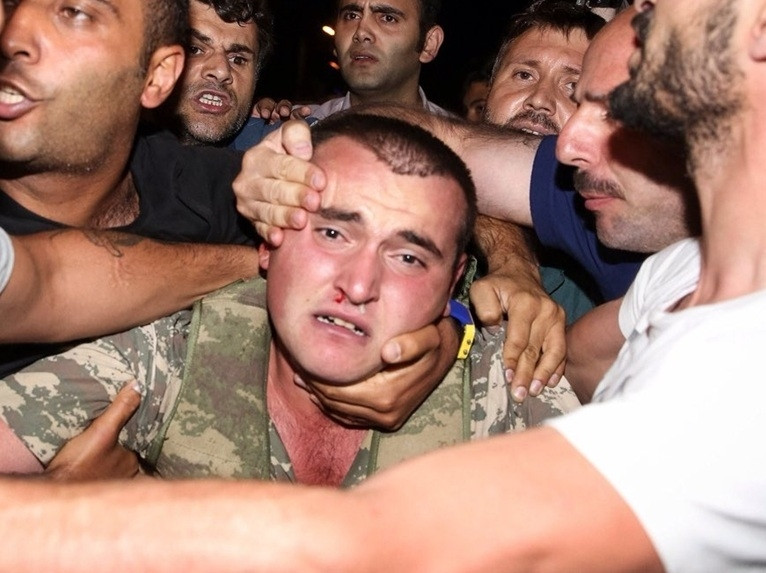 1 binh sỹ tham gia đảo chính bị lực lượng trung thành với Tổng thống Erdogan bắt giữ.