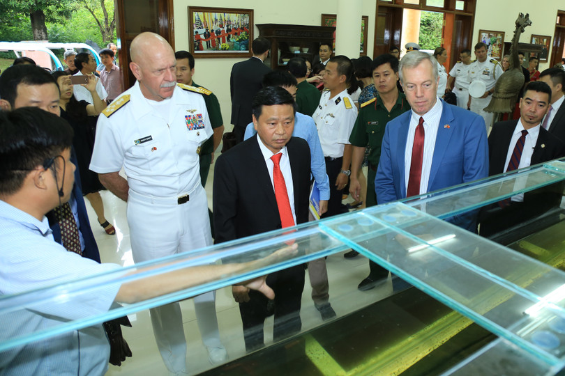 Cùng Tư lệnh Hạm đội Thái Bình Dương, Đại sứ Mỹ ngâm “Nam Quốc Sơn Hà” trên bãi cọc Bạch Đằng ảnh 3