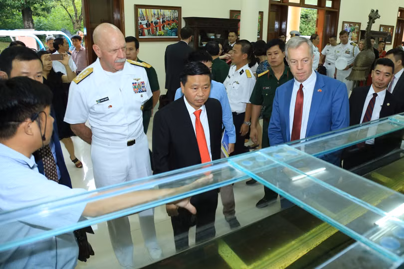 Cùng Tư lệnh Hạm đội Thái Bình Dương, Đại sứ Mỹ ngâm “Nam Quốc Sơn Hà” trên bãi cọc Bạch Đằng ảnh 3