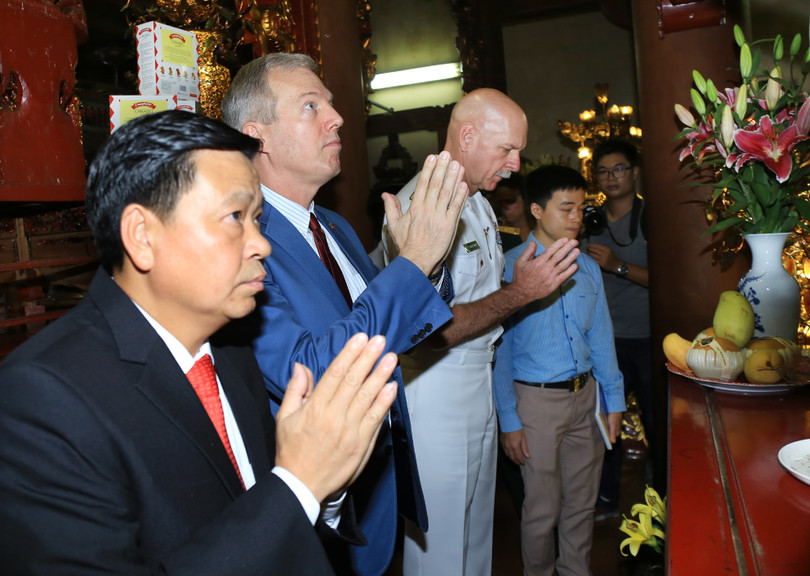 Cùng Tư lệnh Hạm đội Thái Bình Dương, Đại sứ Mỹ ngâm “Nam Quốc Sơn Hà” trên bãi cọc Bạch Đằng ảnh 1