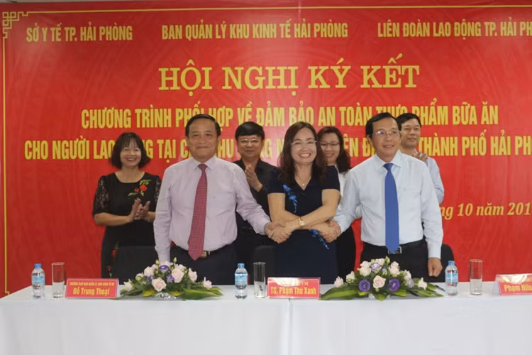 Lãnh đạo Sở Y tế Hải Phòng, Ban Quản lý Khu kinh tế và Liên đoàn Lao động thành phố ký kết Chương trình phối hợp. Ảnh: Phạm Sen