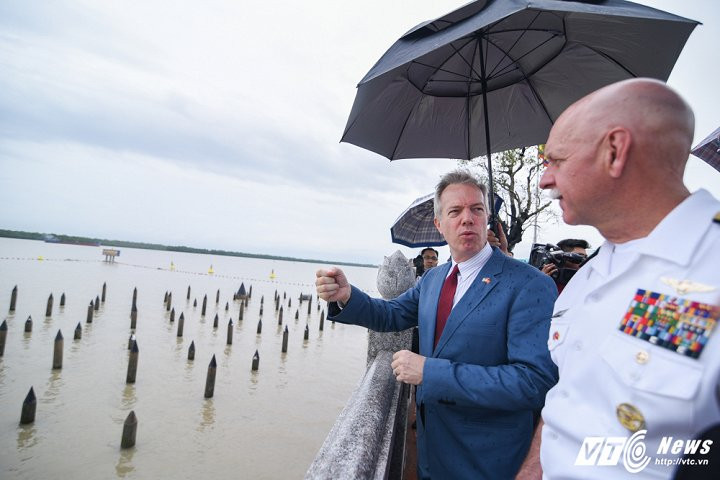 Cùng Tư lệnh Hạm đội Thái Bình Dương, Đại sứ Mỹ ngâm “Nam Quốc Sơn Hà” trên bãi cọc Bạch Đằng ảnh 4