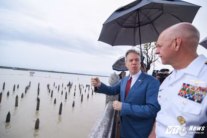 Cùng Tư lệnh Hạm đội Thái Bình Dương, Đại sứ Mỹ ngâm “Nam Quốc Sơn Hà” trên bãi cọc Bạch Đằng ảnh 4