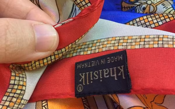 Khaisilk đã 'nhập nhèm xuất xứ' khăn lụa. Ảnh: Thanh Niên