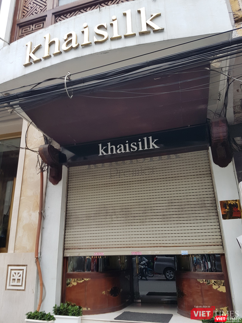 Theo ghi nhận của PV VietTimes, 15 h ngày 26/10, cửa hàng Khải Silk tại địa chỉ 113 Hàng Gai, HN vẫn mở hé cửa, bên trong có người nhưng không tiếp khách cũng như phóng viên
