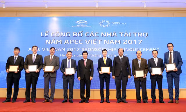 Phó Thủ tướng Phạm Bình Minh trao kỷ niệm chương ghi danh 8 nhà tài trợ đặc biệt cho APEC Việt Nam 2017