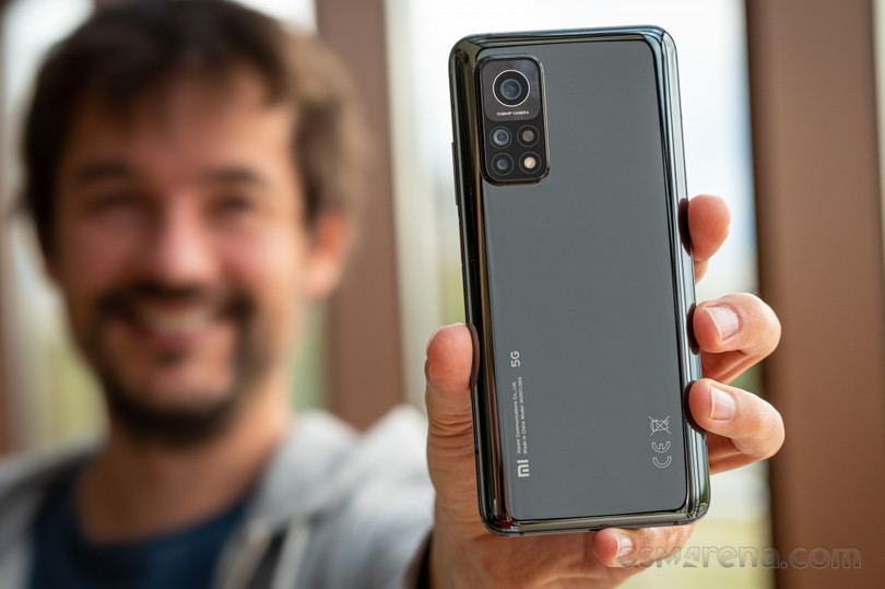 Mặt lưng bóng rất dễ bám mồ hôi và dấu vân tay (Ảnh: GSM Arena)