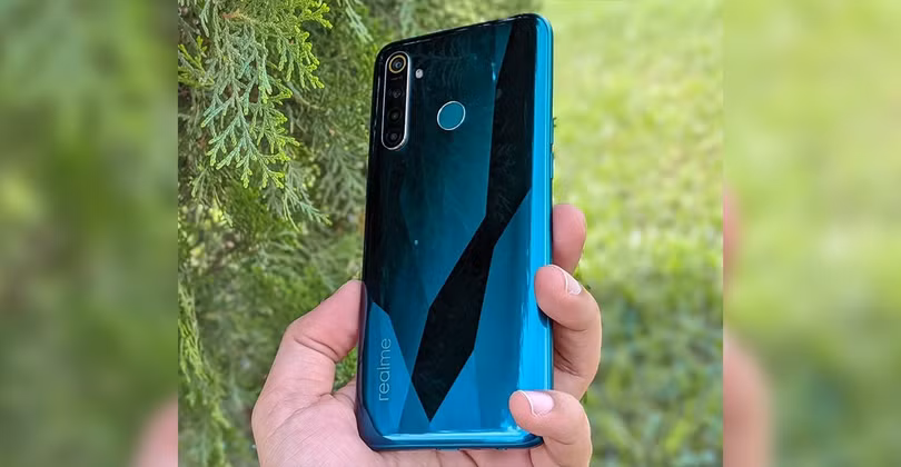 Realme Q chỉ được làm bằng chất liệu nhựa (Ảnh: XDA-Developers)