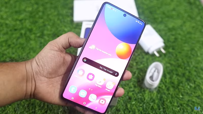 Samsung Galaxy M51 có thiết kế dày và nặng (Ảnh: Gadgets)
