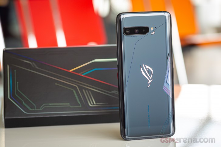 Asus ROG Phone 3 sở hữu thiết kế tối giản hơn so với những phiên bản trước (Ảnh: GSM Arena) Asus ROG Phone 3 sở hữu thiết kế tối giản hơn so với những phiên bản trước (Ảnh: GSM Arena)