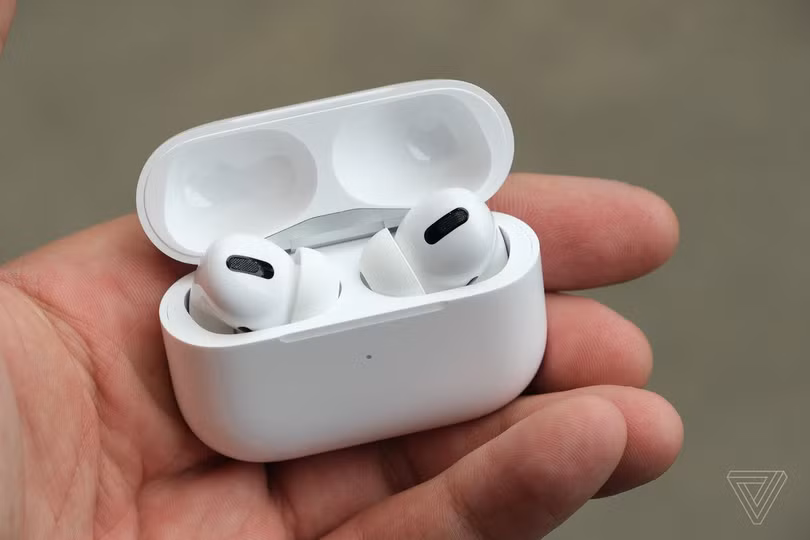 Bên cạnh chống ồn chủ động, AirPods Pro còn được trang bị tính năng xuyên âm thông minh (Ảnh: The Verge)