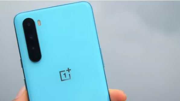 Mặt lưng của OnePlus Nord 5G rất dễ bám dấu vân tay (Ảnh: Techradar)