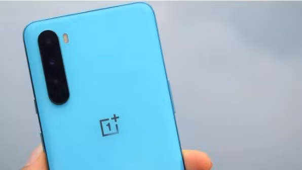 Mặt lưng của OnePlus Nord 5G rất dễ bám dấu vân tay (Ảnh: Techradar)