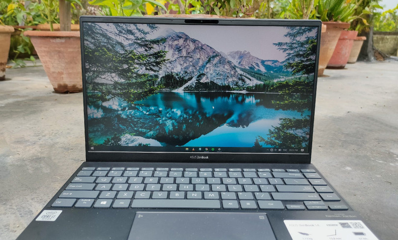 Asus Zenbook 14 UX425 sở hữu màn hình sắc nét (Ảnh: Smart Prix)