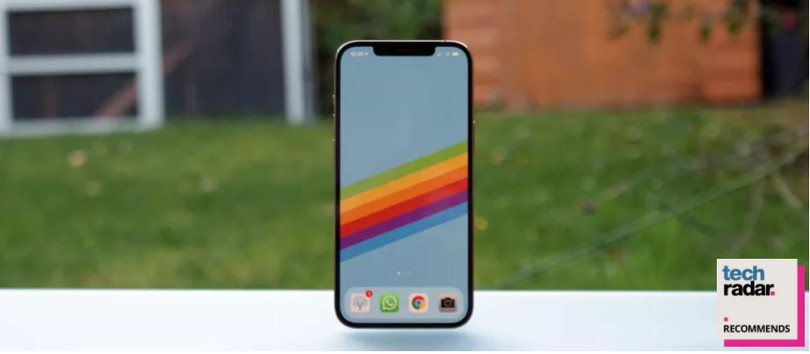 iPhone 12 Pro Max vẫn chưa loại bỏ đi phần tai thỏ (Ảnh: Tech Radar) iPhone 12 Pro Max vẫn chưa loại bỏ đi phần tai thỏ (Ảnh: Tech Radar)