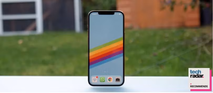 iPhone 12 Pro Max vẫn chưa loại bỏ đi phần tai thỏ (Ảnh: Tech Radar)