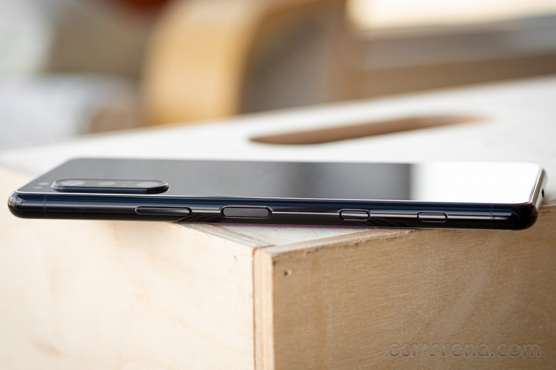 Phần cạnh phải của Sony Xperia 5 Mark2 trông khá rối (Ảnh: GSM Arena)