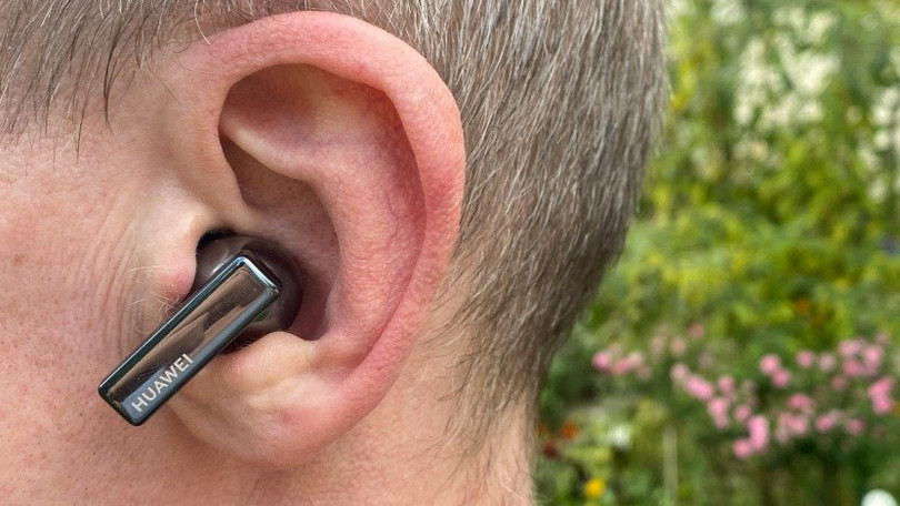 Huawei FreeBuds Pro đeo vừa vặn trên nhiều kích cỡ tai khác nhau (Ảnh: Golem) Huawei FreeBuds Pro đeo vừa vặn trên nhiều kích cỡ tai khác nhau (Ảnh: Golem)