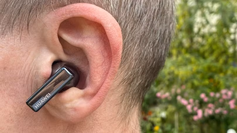 Huawei FreeBuds Pro đeo vừa vặn trên nhiều kích cỡ tai khác nhau (Ảnh: Golem)