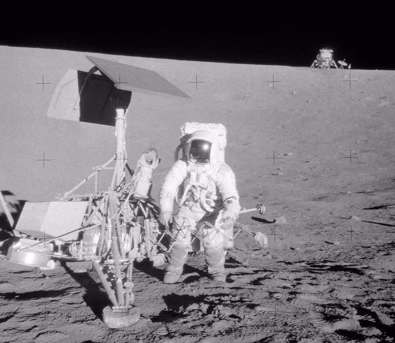 Tháng 11/1969, Apollo 12 hạ cánh gần Surveyor 3. Trong ảnh là phi hành gia Al Bean đứng cạnh tàu thám hiểm đổ bộ (Ảnh: NASA) Tháng 11/1969, Apollo 12 hạ cánh gần Surveyor 3. Trong ảnh là phi hành gia Al Bean đứng cạnh tàu thám hiểm đổ bộ (Ảnh: NASA)