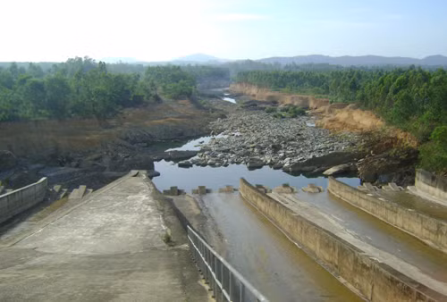 Cửa xả lũ hồ chứa nước Vực Mấu. Ảnh:Hải Bình.