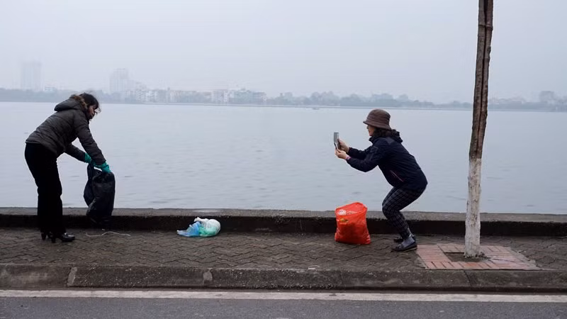 Chụp ảnh “tự sướng” len lỏi đến mọi ngõ ngách đời thường ảnh 3