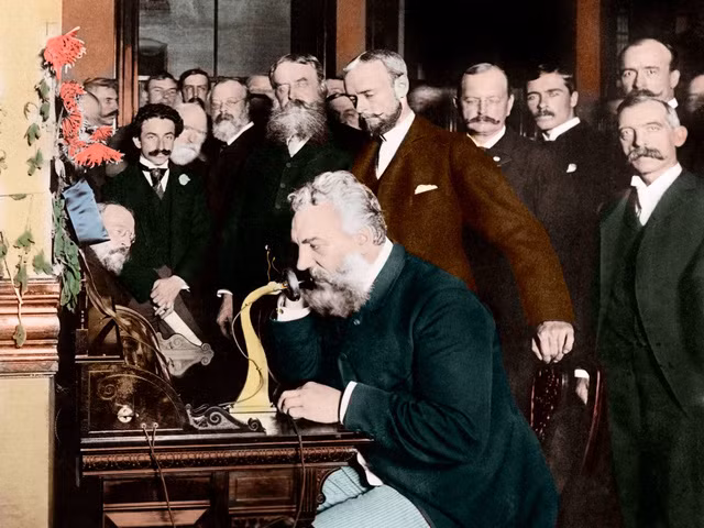Điện thoại đầu tiên trên thế giới được thiết kế bởi Alexander Graham Bell