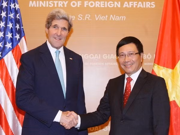 Phó Thủ tướng, Bộ trưởng Ngoại giao Phạm Bình Minh đón Bộ trưởng Ngoại giao John Kerry, chiều 16/12/2013, tại Hà Nội. Ảnh: TTXVN .