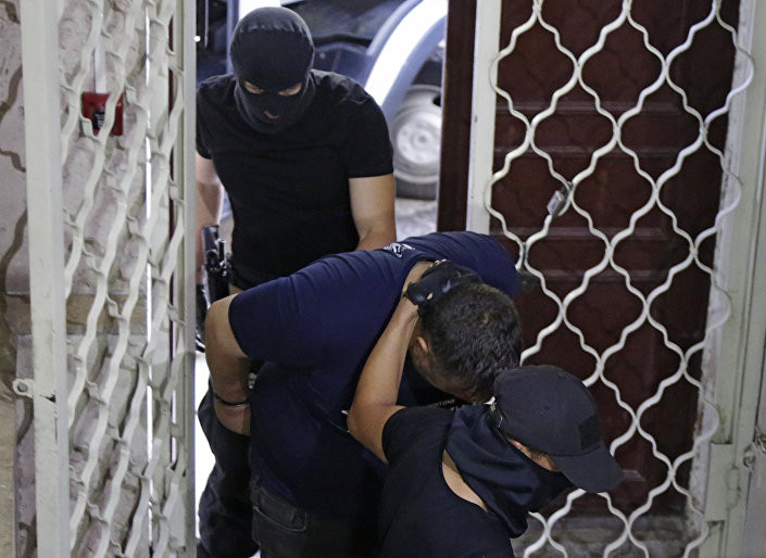 Bắt giữ nghi phạm Yevgeny Panov trong vụ tổ chức tấn công khủng bố ở Crimea. (ảnh Sputnik).