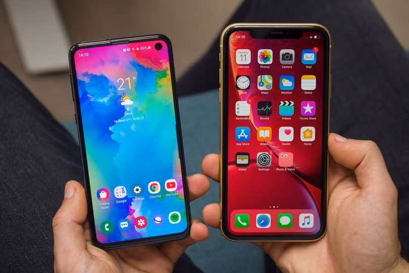 Samsung Galaxy S10e (trái) và iPhone XR (phải) (Ảnh: Phonearena)