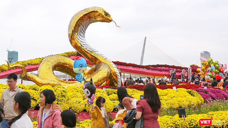 Linh vật rắn trên công viên bờ Tây cầu Rồng (TP Đà Nẵng)