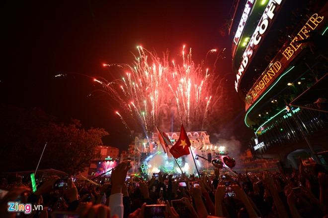 Sân khấu countdown tổ chức bên hồ Gươm bùng nổ đón chào 2017