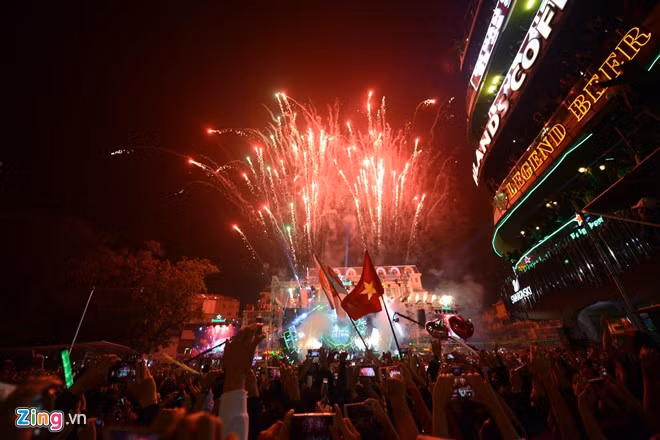 Sân khấu countdown tổ chức bên hồ Gươm bùng nổ đón chào 2017
